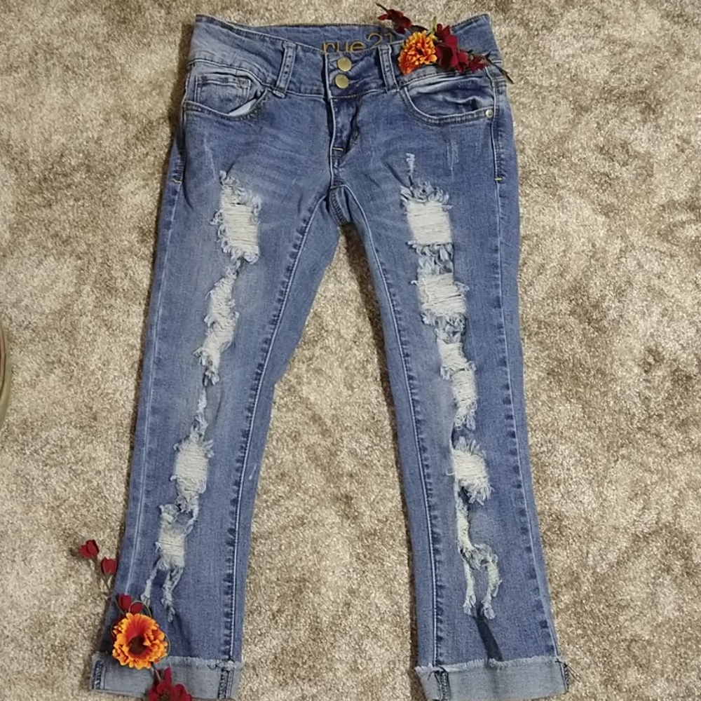 Rue 21 distressed capri